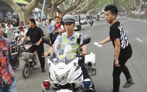考生鞋有金属不能进考场 特警出手了：帮其购鞋并顺利送入考场